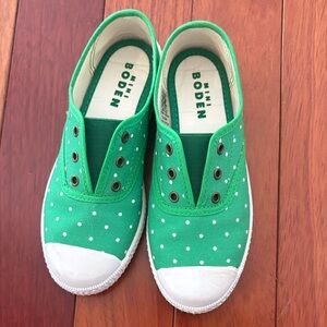 Mini Boden Kids Sneakers in Green with White Dots